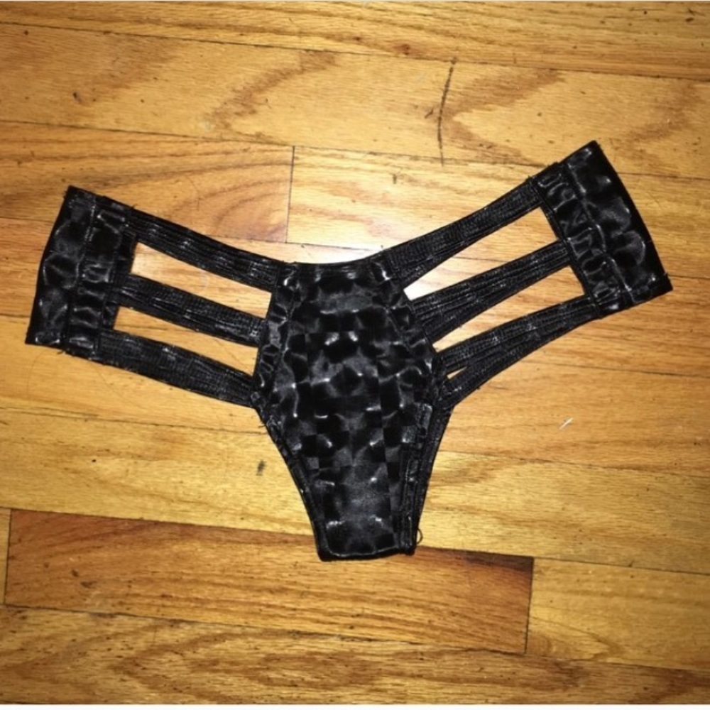 OceanMoon strobe print cutout booty shorts